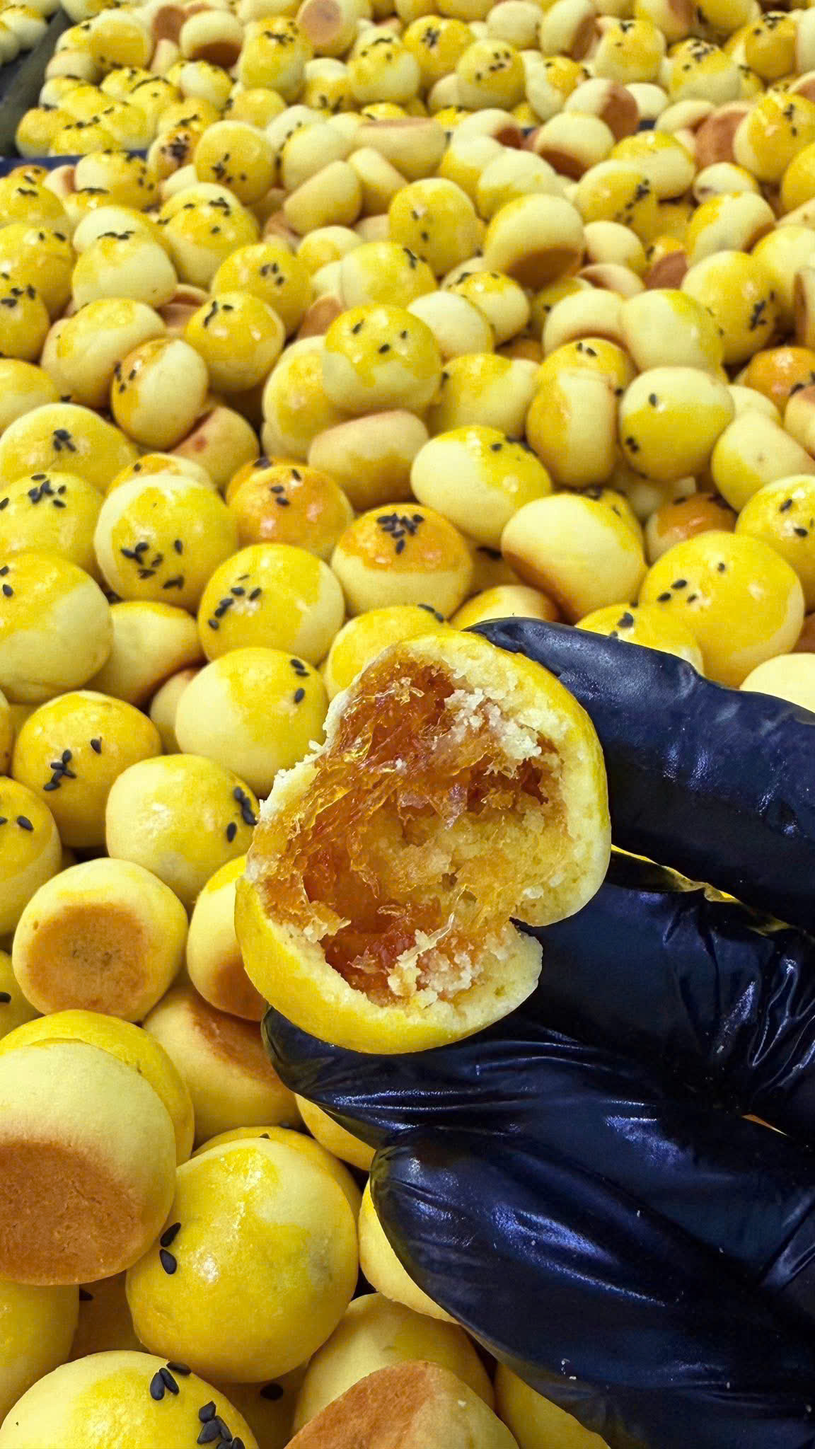 Bánh dứa với phần nhân dẻo vàng óng