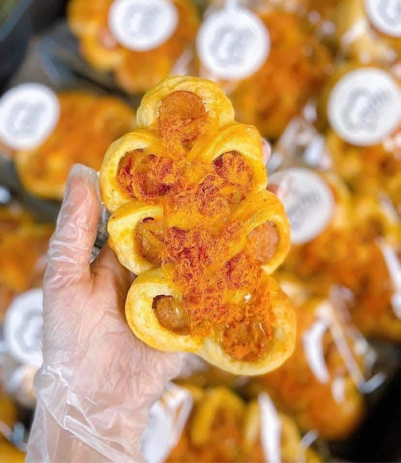 Bánh mặn xúc xích và chà bông làm thủ công