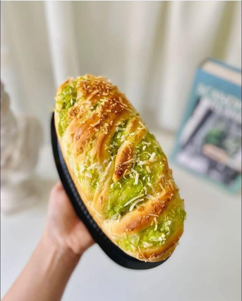Ổ bánh mì dừa lá dứa nướng vàng