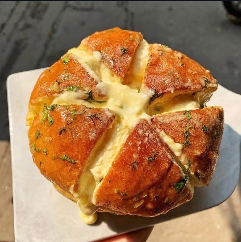 Bánh mì bơ tỏi phô mai tan chảy
