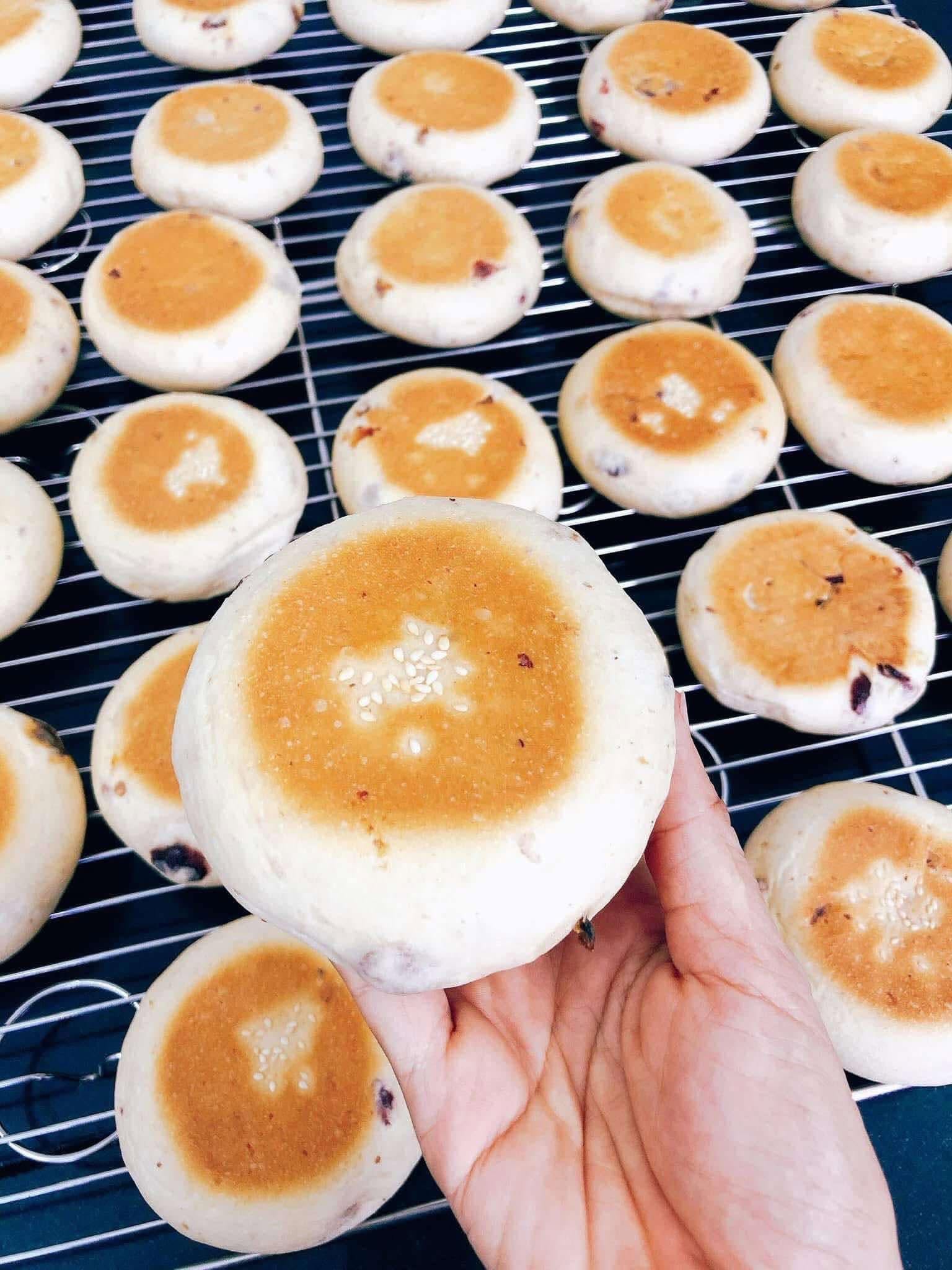 Những chiếc bánh nướng tròn vàng nhẹ trên khay