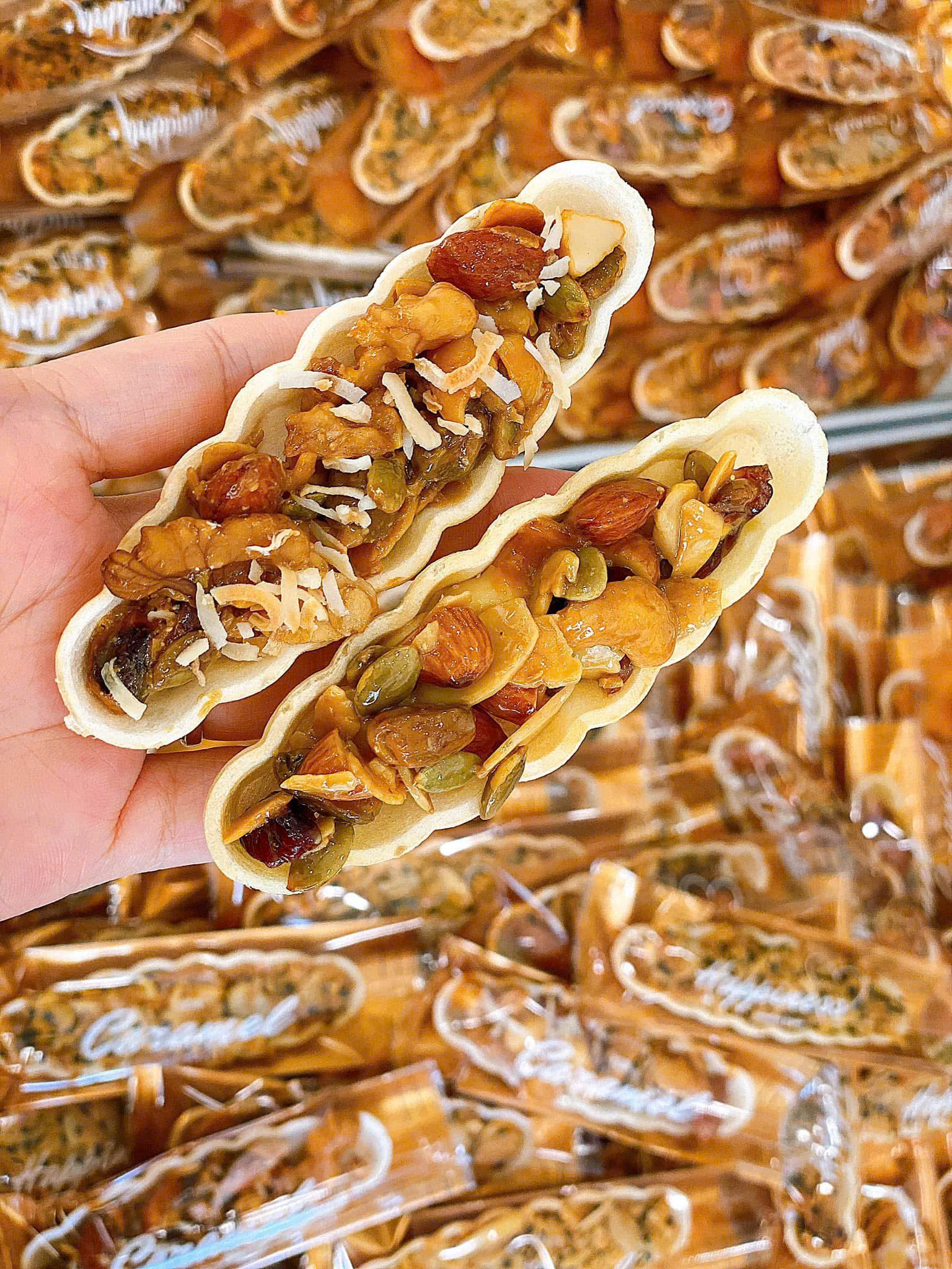 Bánh thuyền đầy hạt và trái cây khô