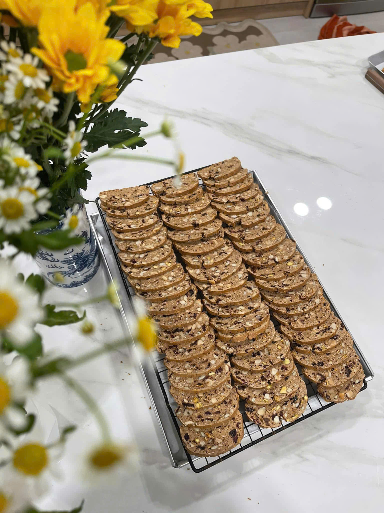 Biscotti hạt được xếp trên khay