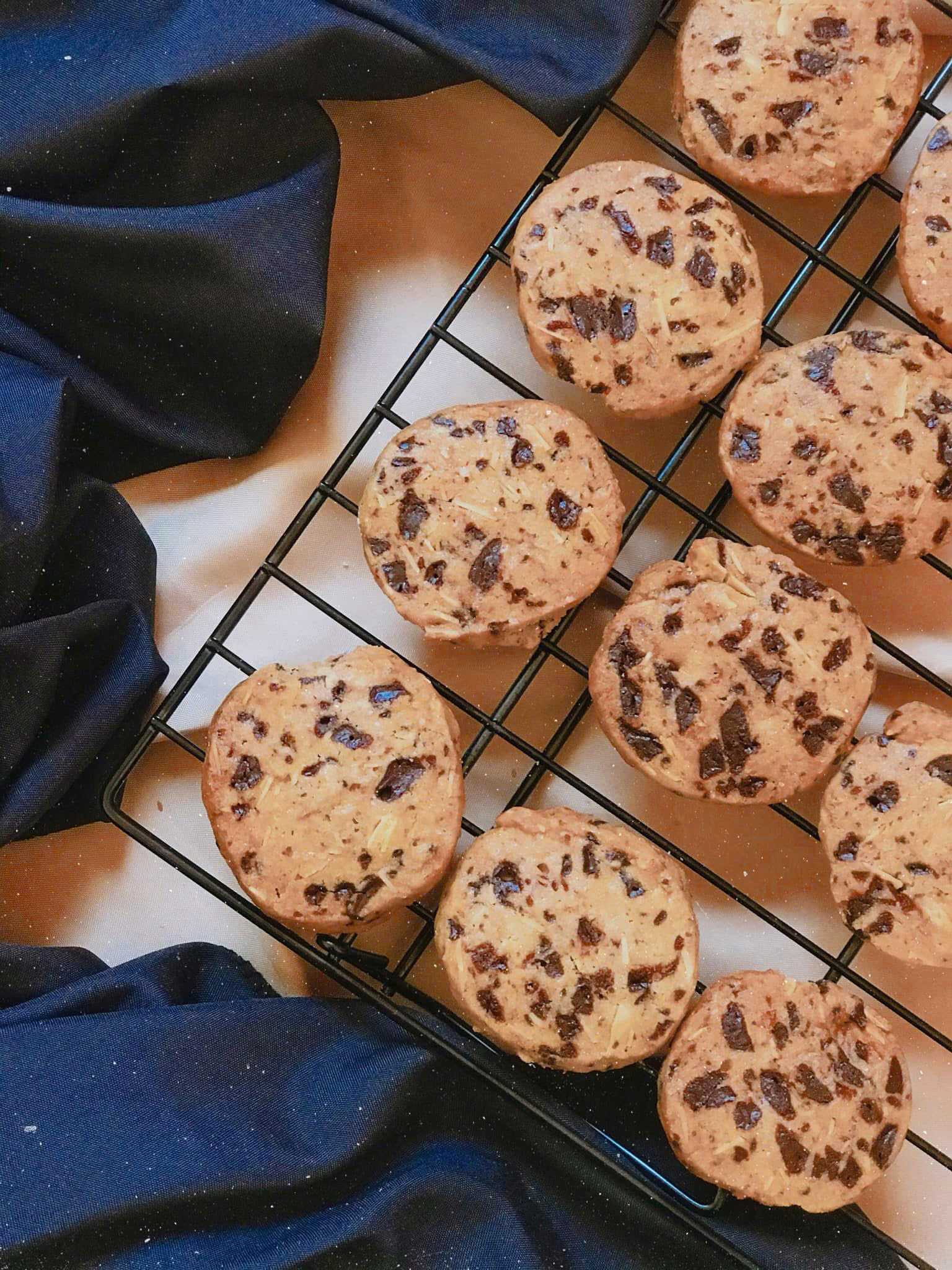 Bánh quy chocolate thủ công trên khay nguội