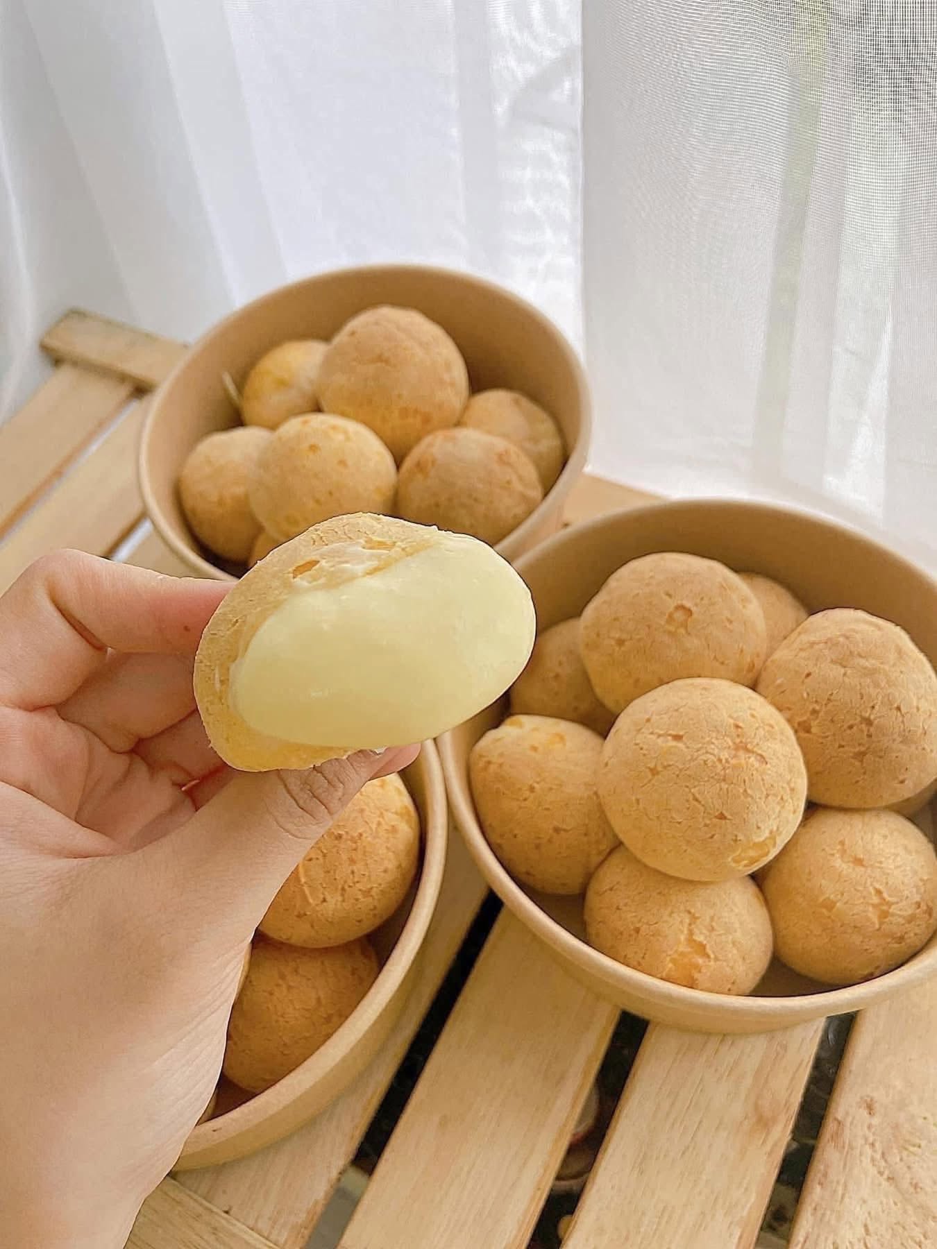 Bánh mochi tròn với nhân phô mai dẻo