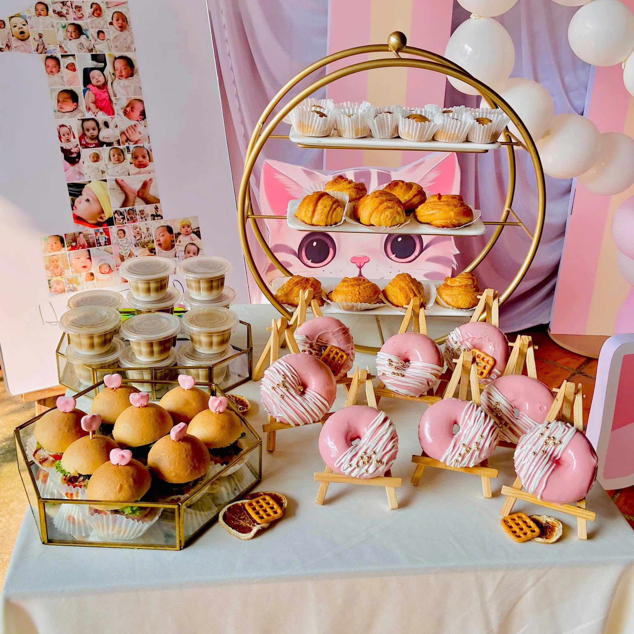 Bàn tea break tông hồng với bánh donut và bánh mặn