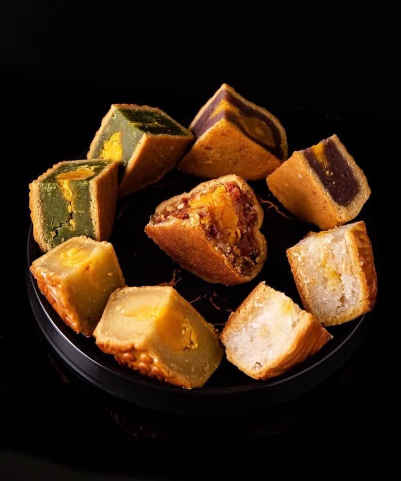 Bánh Trung thu nhiều vị được cắt miếng để lộ phần nhân