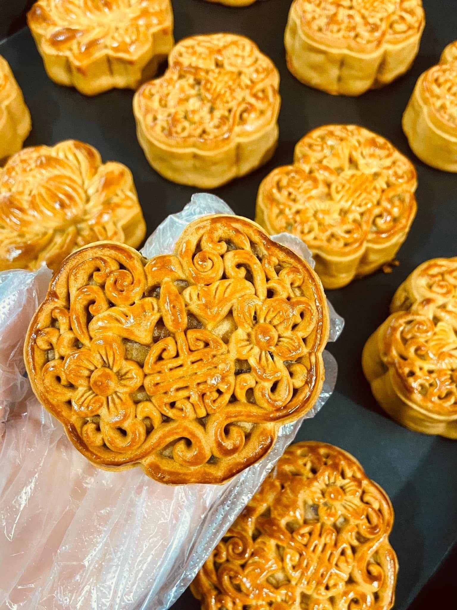 Bánh Trung thu thủ công với hoa văn tinh xảo