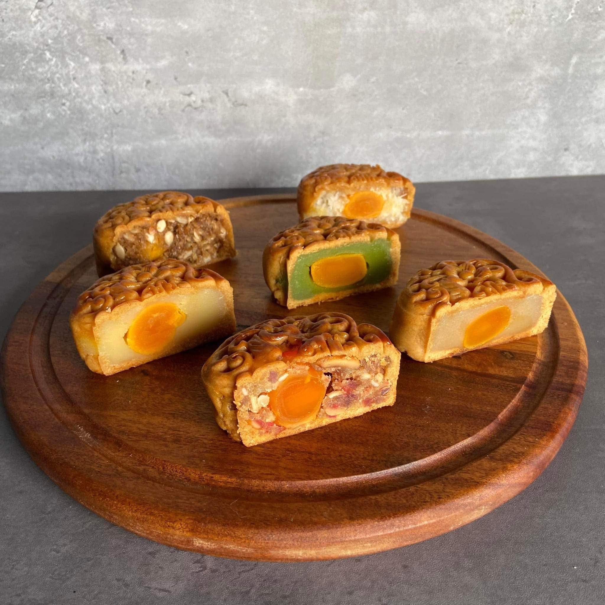 Bánh Trung thu nhân trứng muối trên khay gỗ